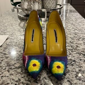 Floral printed, toe pumps, ￼, no damage at all, beautiful and comfortable